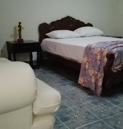 Residencial El Sol De Los Pinos Bed & Breakfast Трухильо Екстериор снимка