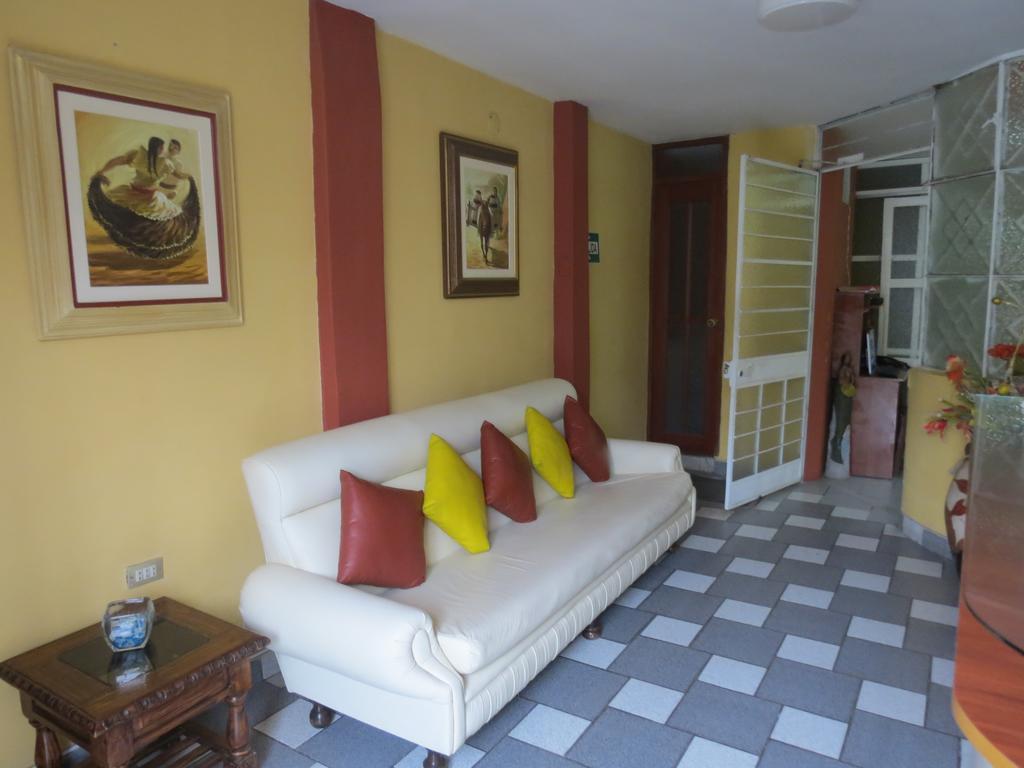 Residencial El Sol De Los Pinos Bed & Breakfast Трухильо Екстериор снимка