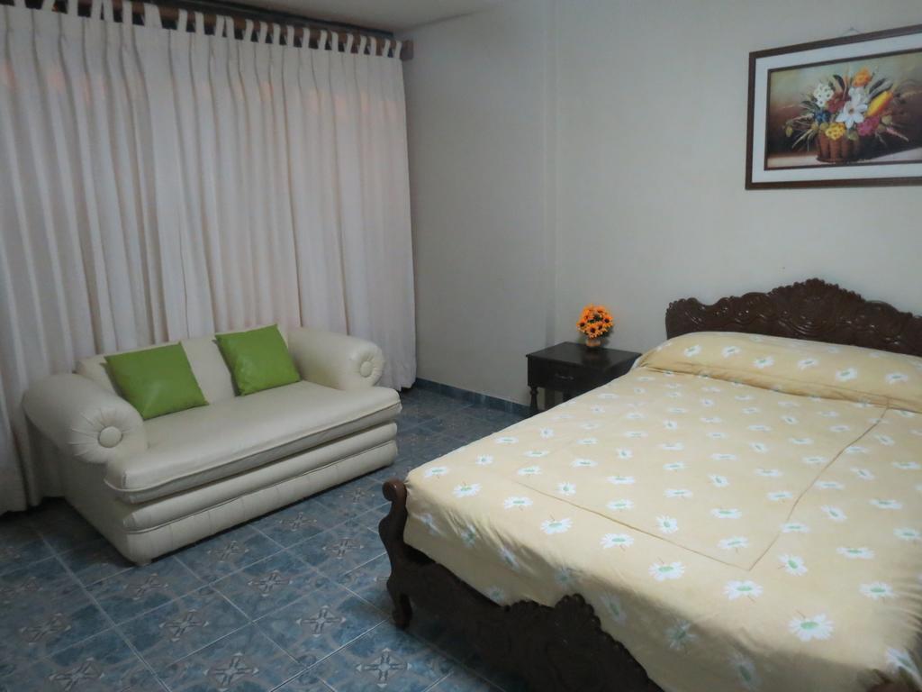 Residencial El Sol De Los Pinos Bed & Breakfast Трухильо Екстериор снимка