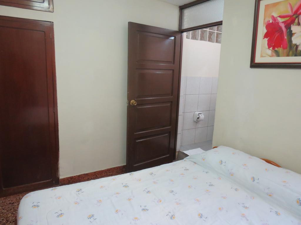 Residencial El Sol De Los Pinos Bed & Breakfast Трухильо Екстериор снимка