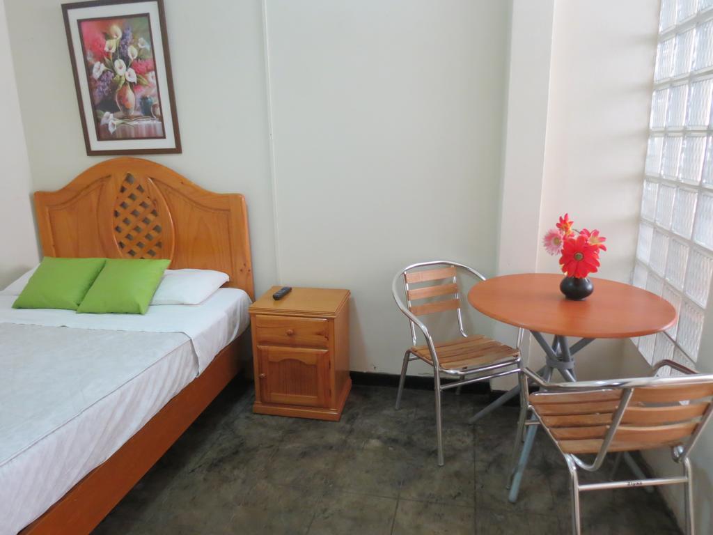 Residencial El Sol De Los Pinos Bed & Breakfast Трухильо Екстериор снимка