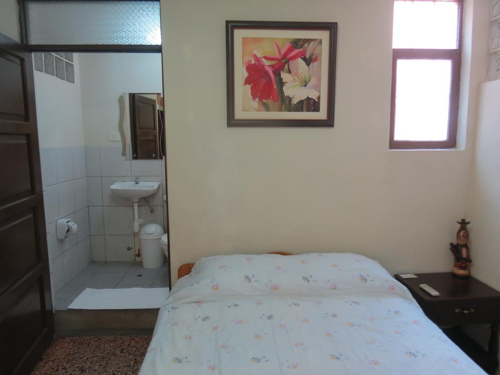 Residencial El Sol De Los Pinos Bed & Breakfast Трухильо Екстериор снимка