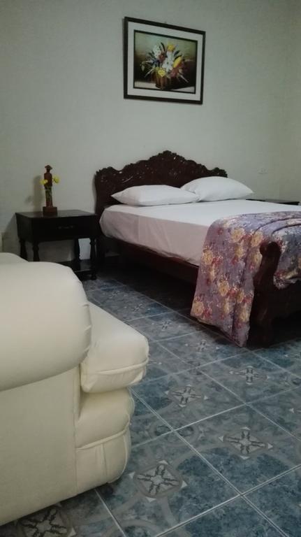 Residencial El Sol De Los Pinos Bed & Breakfast Трухильо Екстериор снимка