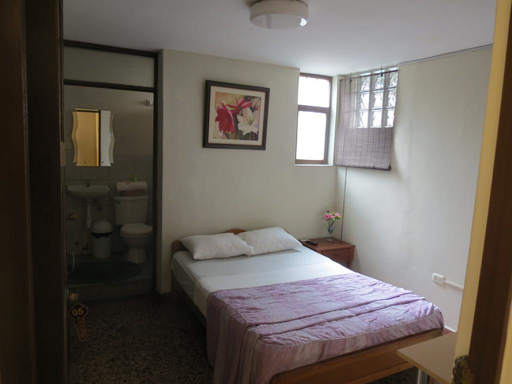 Residencial El Sol De Los Pinos Bed & Breakfast Трухильо Екстериор снимка