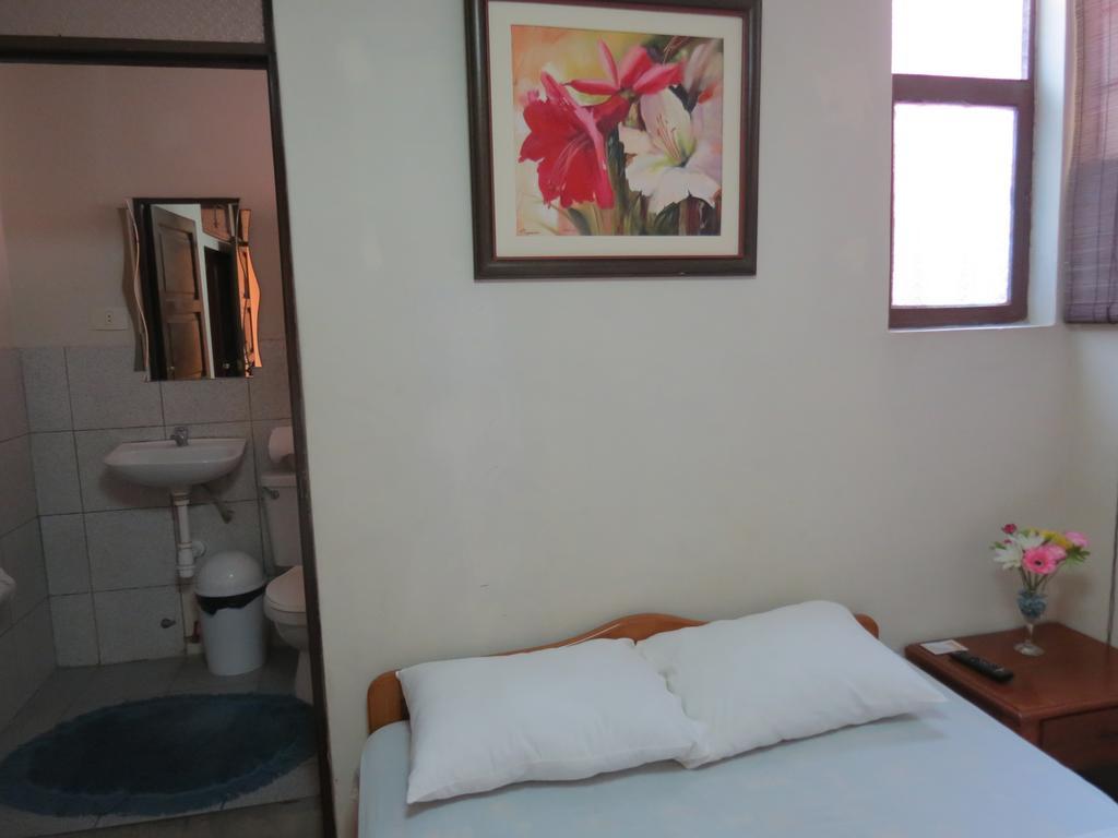 Residencial El Sol De Los Pinos Bed & Breakfast Трухильо Екстериор снимка