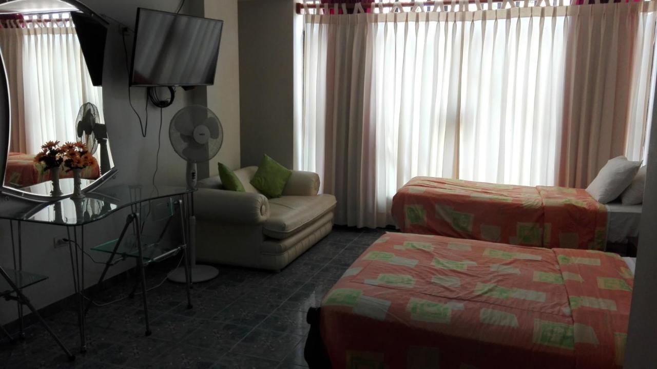 Residencial El Sol De Los Pinos Bed & Breakfast Трухильо Екстериор снимка